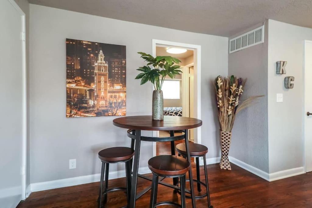 Holly Second Floor 2 King Beds Villa Kansas City Exterior photo